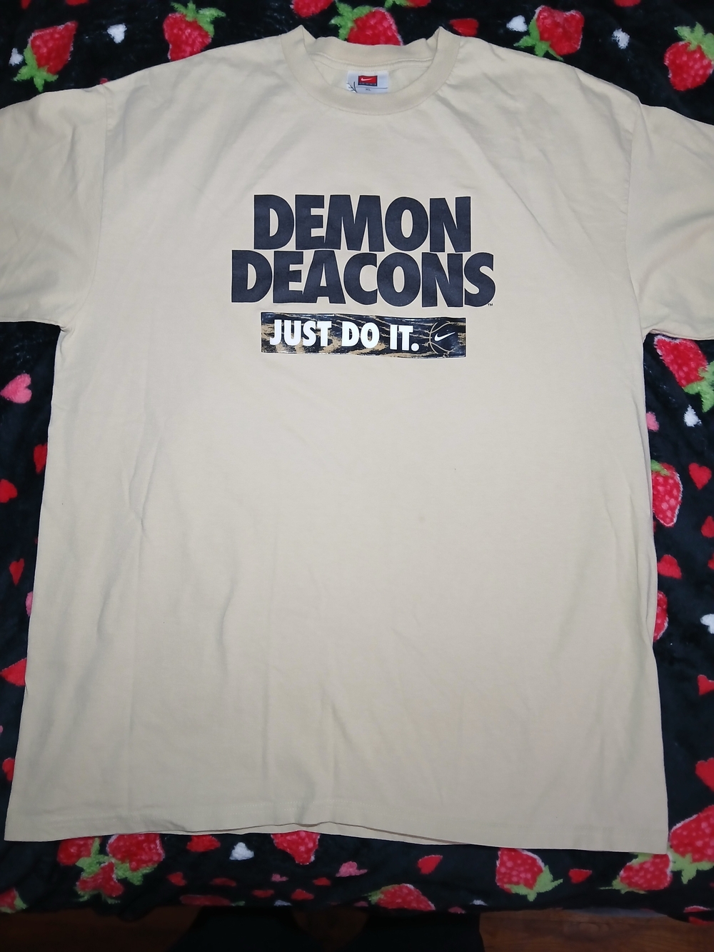 Nike Demon Deacons Beige Graphic T-Shirt With Camo. Size XL #wakeforest